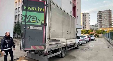 Kamyonetten 4 milyon 500 bin kaçak makaron çıktı