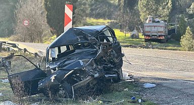 Kamyonla çarpışan otomobil demir yığınına döndü: 1 ölü, 5 yaralı