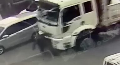 Kamyonun çarptığı yaşlı adam ağır yaralandı