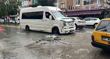 Kanalizasyon borusu patladı, sürücüler zor anlar yaşadı