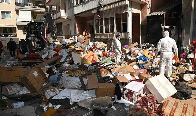 Karabağlar'da çöp evden 12 kamyon atık çıkarıldı