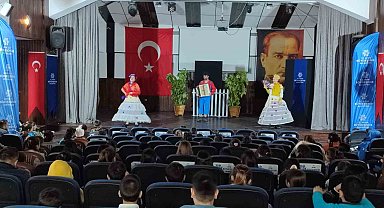 Karacasulu minikler Büyükşehir'in tiyatrosuyla eğlendi