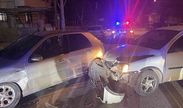 Karaman'da iki otomobilin çarpışması kameraya yansıdı: 1 yaralı