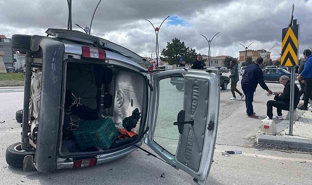 Karaman'da otomobille çarpışan hafif ticari aracın devrilmesi kameraya yansıdı: 2 yaralı