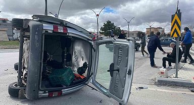 Karaman'da otomobille çarpışan hafif ticari aracın devrilmesi kameraya yansıdı: 2 yaralı