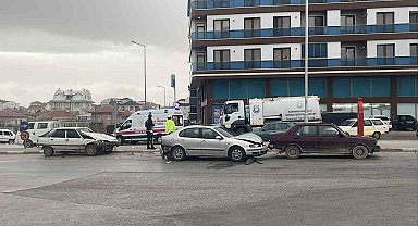 Karaman'da üç aracın karıştığı zincirleme kazada 1 kişi yaralandı