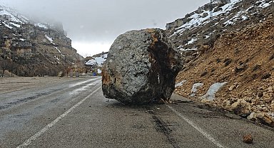 Karaman'da yola dev kaya düştü
