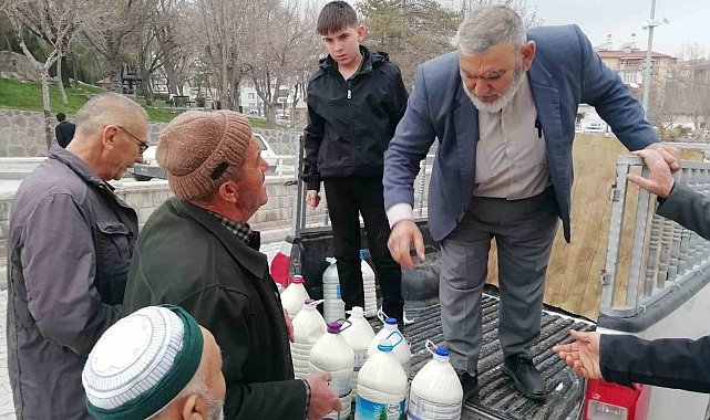 Karapınar'da gönülleri ısıtan dayanışma: 20 ton sütü ücretsiz dağıttı