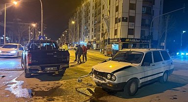Karapınar'da kamyonet ile otomobil çarpıştı: 1 yaralı