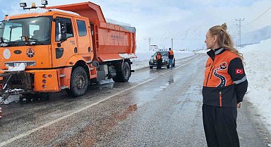 Karayollarına kadın eli: En zor şartlarda sahada