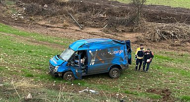 Kargo aracı takla attı: 2 yaralı