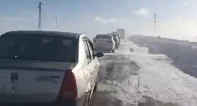 Kars-Göle yolunda onlarca araç mahsur kaldı