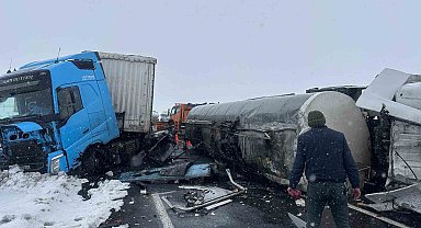 Kars'ta devrilen zift yüklü tankere tır çarptı: 2 yaralı