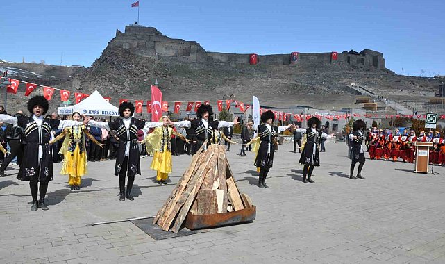 Kars'ta Nevruz coşkusu: Ateş yakıldı, halaylar çekildi