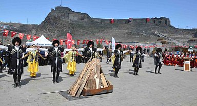 Kars'ta Nevruz coşkusu: Ateş yakıldı, halaylar çekildi