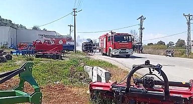 Karton yüklü kamyonet seyir halindeyken yandı