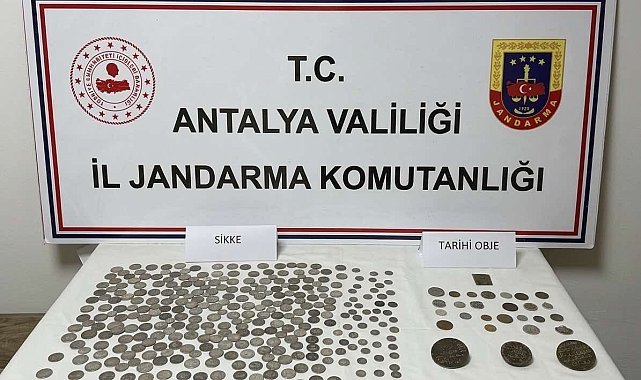 Kaş'ta tarihi eser kaçakçılığı operasyonu: Çok sayıda obje ve gümüş sikke ele geçirildi
