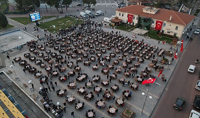 Kasapoğlu ve Vali Özkan vatandaşlarla iftarda buluştu