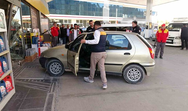 Kasiyerle tartışan sürücü aracıyla istasyona daldı