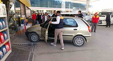 Kasiyerle tartışan sürücü aracıyla istasyona daldı