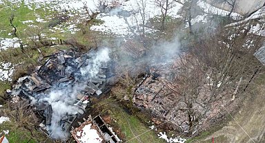 Kastamonu'da 2 ev ve bir ambar alev alev yandı