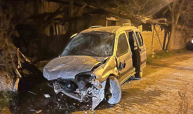 Kastamonu'da hafif ticari araç taşa çarptı: 1 yaralı