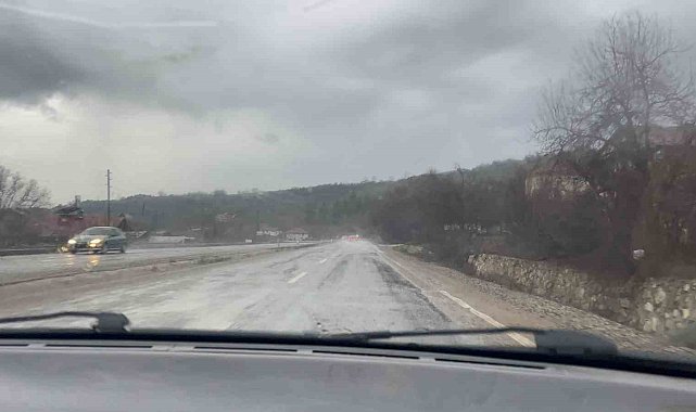 Kastamonu'da sağanak yağış sürücülere zor anlar yaşattı