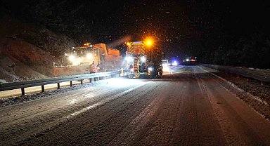 Kastamonu'da yoğun kar yağışı: Araçlar yolda mahsur kaldı