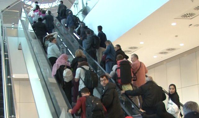 Katar'da mahsur kalan Türk vatandaşları Türkiye'ye döndü