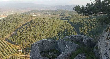 Kaya mezara defineciler tarafından zarar verildi