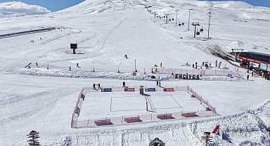 Kayseri Erciyes'te kar voleybolu heyecanı başlıyor