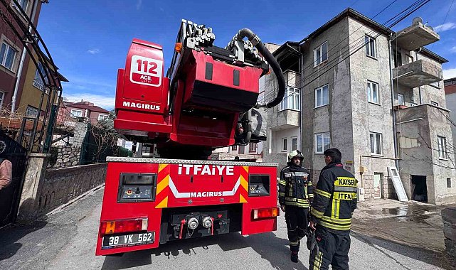 Kayseri'de ev yangını: 2 kişi dumandan etkilendi