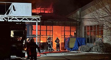Kayseri'de mobilya atölyesi alevlere teslim oldu