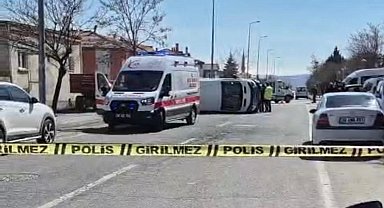 Kayseri'de otomobille çarpışan öğrenci servisi yan yattı