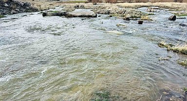 Kayseri'nin bir ilçesinde baharın habercisi dere suları akmaya başladı
