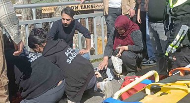Kaza haberini alıp geldi, kızının elini tutup başını okşayarak teselli etti