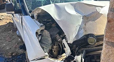 Kaza yapan yakınlarını ziyaretten dönen çift kazada yaralandı