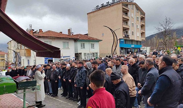 Kazada hayatını kaybeden nişanlı çift yan yana toprağa verildi