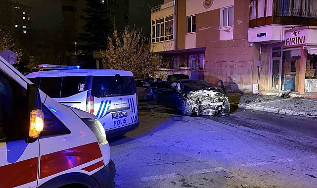 Kazada savrulan otomobilin duvarı yıkma anı kamerada
