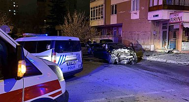 Kazada savrulan otomobilin duvarı yıkma anı kamerada