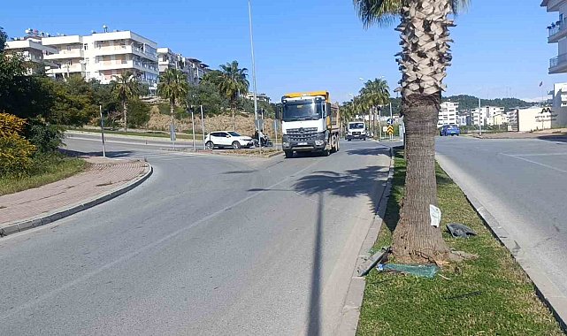 Kazaya karışan otomobilin palmiyeye çarpma anı kamerada