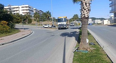 Kazaya karışan otomobilin palmiyeye çarpma anı kamerada
