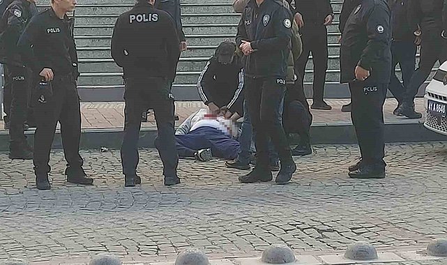 Kendisine istismarda bulunduğunu iddia ettiği şahsı adliye önünde kalbinden bıçakladı