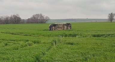 Keşan-Beğendik yolunda ticari araç buğday tarlasına uçtu!
