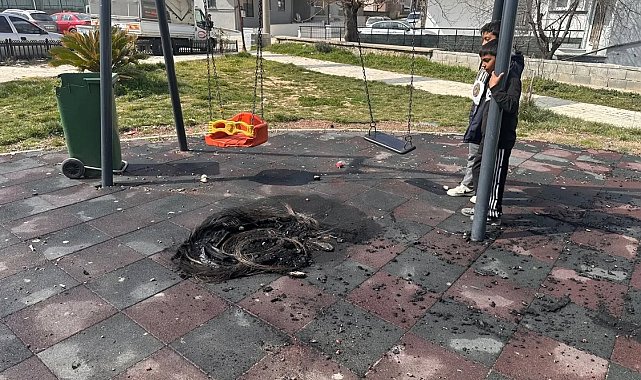 Keşan'da çocuk parkında yakılan ateş oyun gruplarına zarar verdi