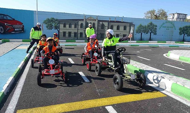 Kilis'te öğrenciler trafik parkında direksiyon başına geçti