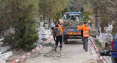 Kırıkkale Belediyesi mezarlıklarda bakım çalışması başlattı