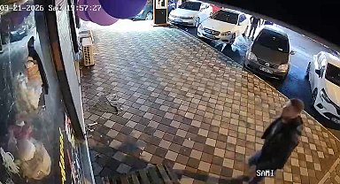 Kırılan bardak tartışmasında "Beni müşterilerin yanında rezil ediyorsun, ben yapacağımı biliyorum" diyen kadının kocası, iş yerinin camına kaldırım taşı fırlattı