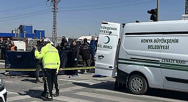 Kırmızı ışıkta bekleyen hafif ticari araca motosiklet çarptı: 1 ölü