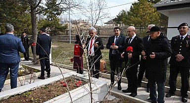 Kırşehir'de şehit kabirlerine karanfil bırakıldı